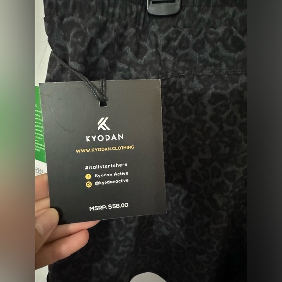 Athletic shorts - Picture 5 of 7